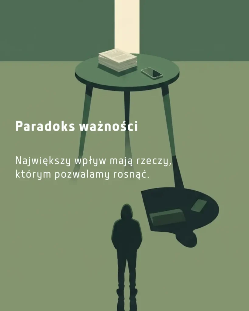 Symboliczna ilustracja przedstawiająca postać oraz cień stolika z dokumentami i telefonem tworzący większy kształt na podłodze.
