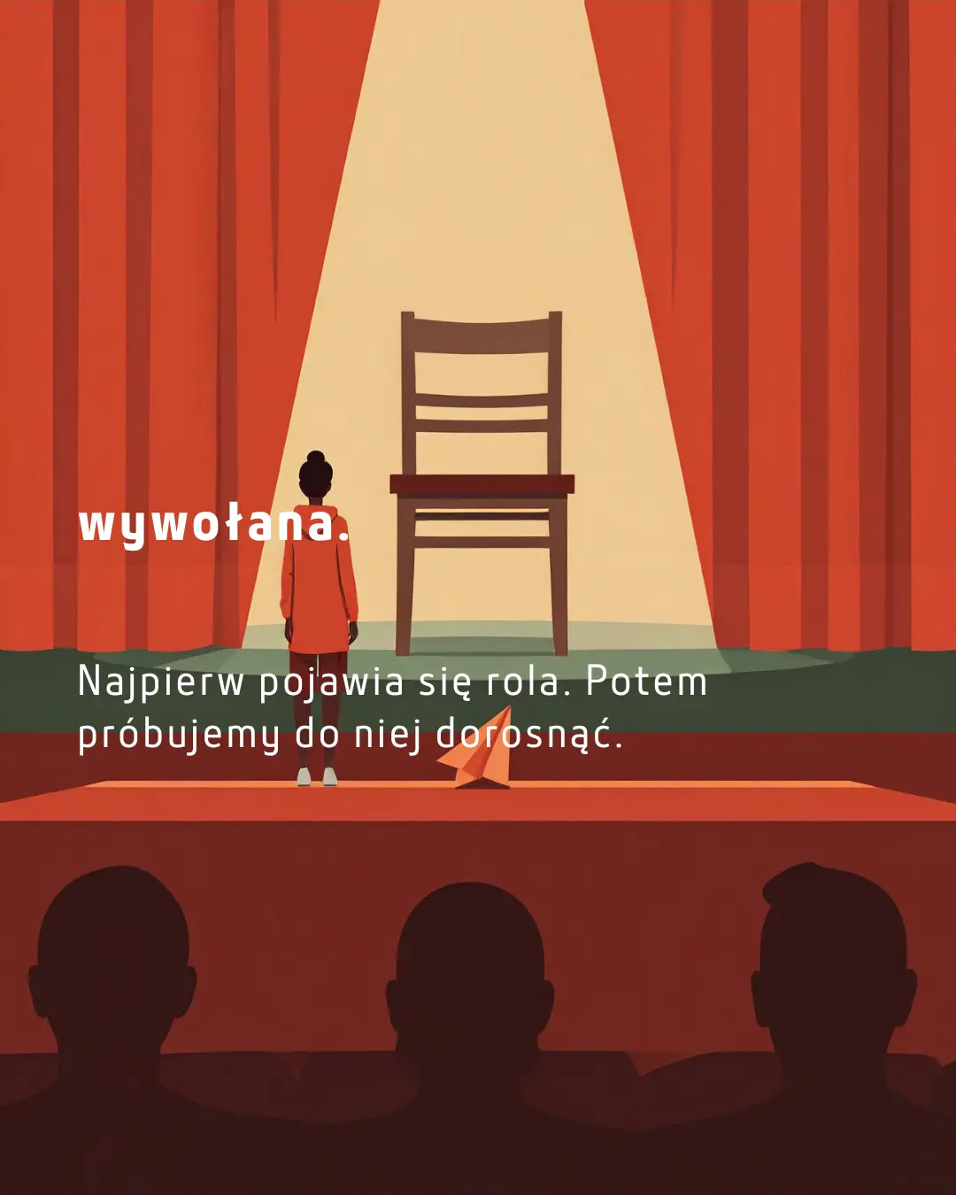 Minimalistyczna ilustracja przedstawiająca młodą osobę stojącą przed dużym drewnianym krzesłem ustawionym na oświetlonej scenie. W tle czerwone kurtyny, w pierwszym planie sylwetki widowni oraz papierowy samolot leżący u stóp postaci. Na ilustracji znajduje się napis: „Wywołana. Najpierw pojawia się rola. Potem próbujemy do niej dorosnąć.”